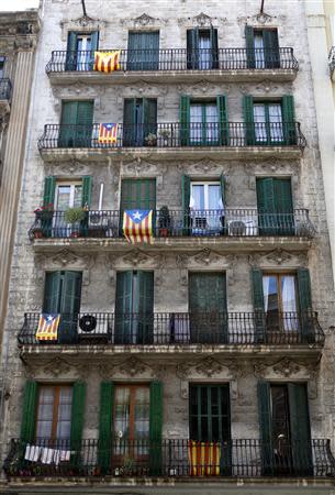 Some "Estelades" (Catalan separatist flags) hang from balconies in Barcelona, April 8, 2014. REUTERS/Albert Gea