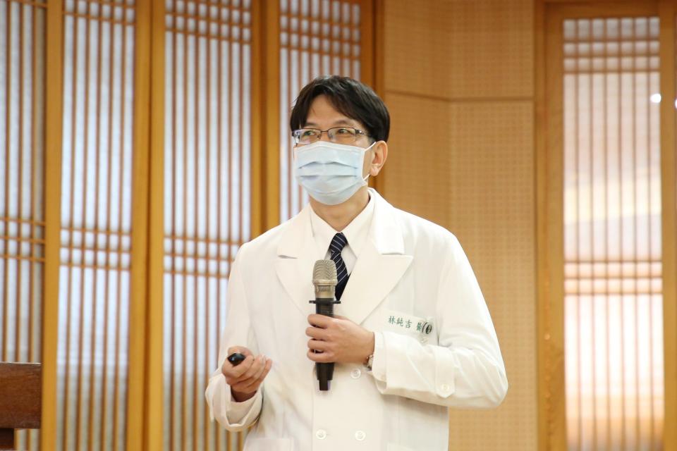 花蓮慈院職業醫學科林純吉醫師向學員分享各種氧氣濃度環境下，人類的生理反應，以及缺氧可能對健康造成的影響。