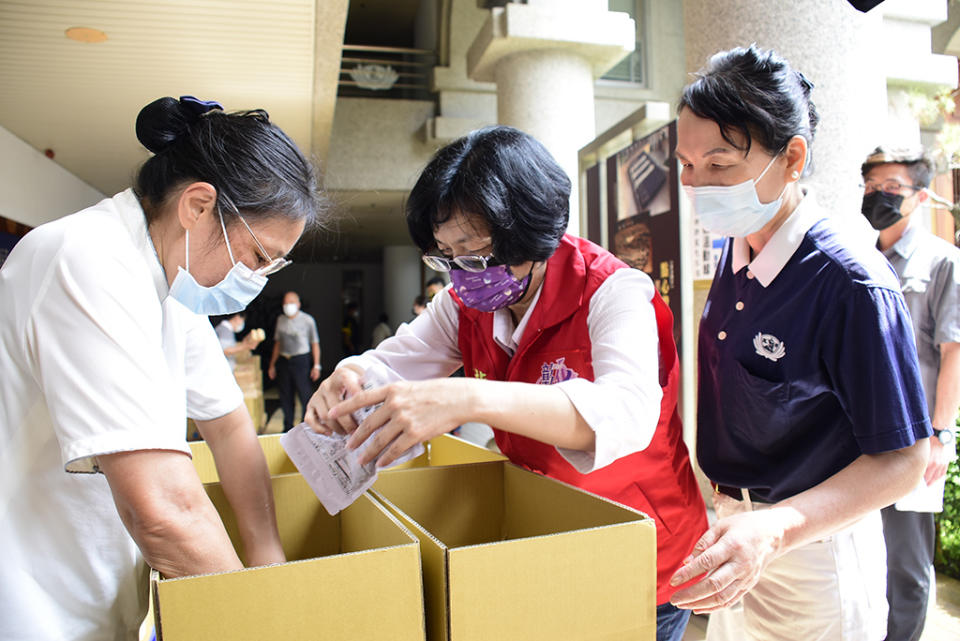 王惠美帶領縣府團隊包裝「安心生活箱」，希望將「安心、健康」的祝福送到每一個需要支持的家庭。(攝影：彰化縣政府)