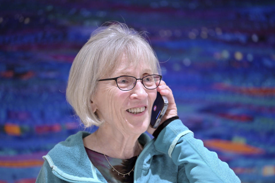 Claudia Goldin habla con un periodista por teléfono desde su casa en Cambridge, Massachusetts, tras saber que había recibido un Nobel de Economía, el lunes 9 de octubre de 2023. (AP Foto/Josh Reynolds)