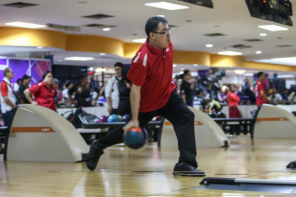 Singapore para bowler Eric Foo in action at the 2018 Asian Para Games in Jakarta. (PHOTO: Sport Singapore/Oscar Siagian)