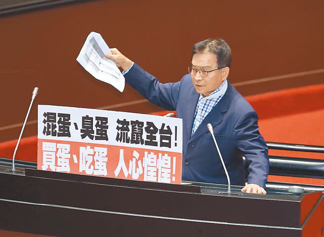 行政院長陳建仁22日前往立法院專案報告農業部辦理專案進口雞蛋相關事項，國民黨立委賴士葆質詢時詢問陳揆，道歉是否有政治考量？（姚志平攝）