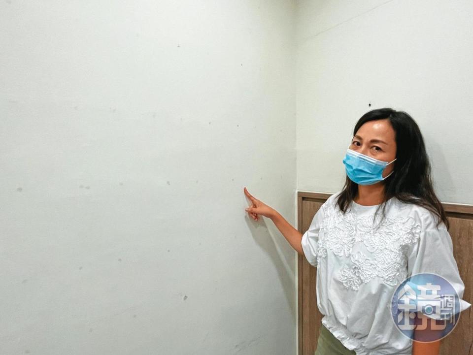張湘玲說，公司牆上曾貼滿香港客戶移民台灣的照片。如今這些「成功案例」被撕去，牆上只留照片的四角膠痕。（陳虹瑾攝）