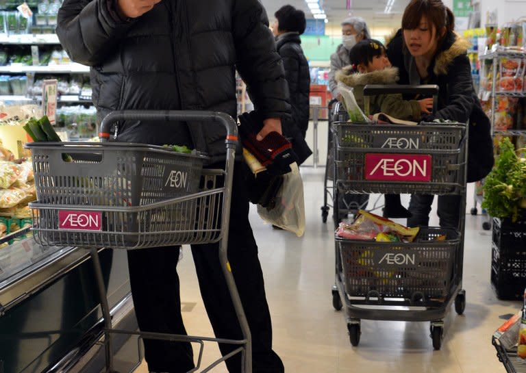 Shoppers are seen at a supermarket in Tokyo, on January 29, 2013. Japanese Prime Minister Shinzo Abe's plan to kickstart the economy and fuel inflation with big spending got a boost on Friday with data indicating consumers beginning to loosen their purse-strings