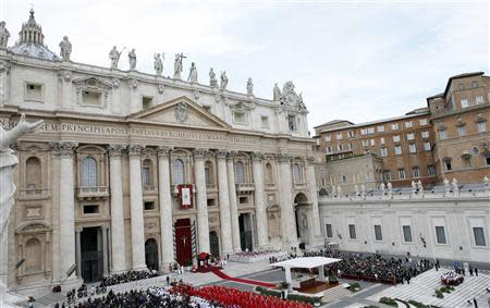 Pope Francis leads the Palm Sunday mass at Saint Peter's Square at the Vatican April 13, 2014. REUTERS/Giampiero Sposito