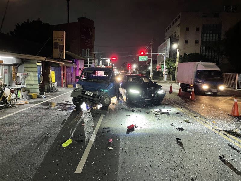 貨車駕駛受到撞擊從前擋風玻璃摔出車外，車身甩尾180度與轎車並排才停下來，貨車車頭嚴重變形。(圖／翻攝畫面)