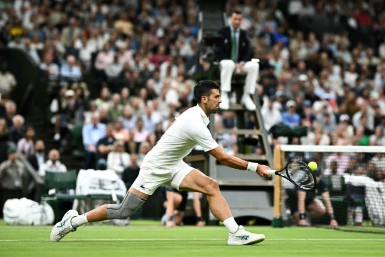 Novak Djokovic devuelve una bola a Holger Rune durante el partido de octavos de final del torneo de Wimbledon, el 8 de julio de 2024 al suroeste de Londres (Ben Stansall)