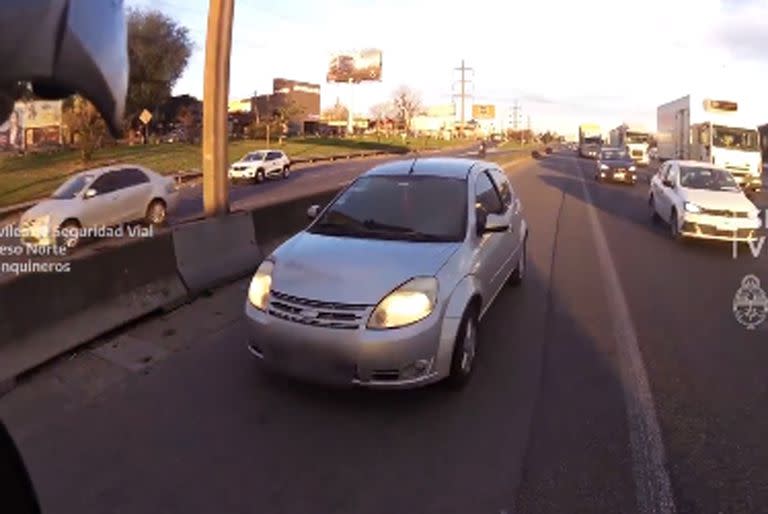 Una mujer fue detenida en un control de tránsito en el Acceso Norte porque usaba el celular y circulaba por la banquina