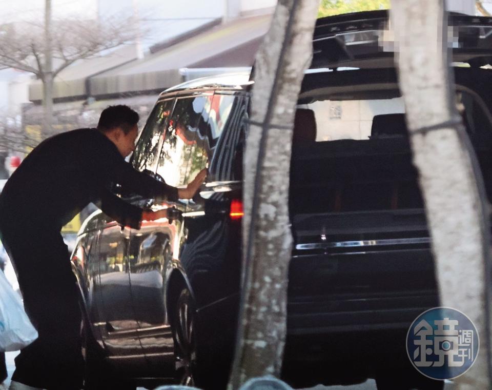 3月12日，司機載著汪小菲女兒和他會合，還沒上車汪小菲就熱情地和她打招呼。