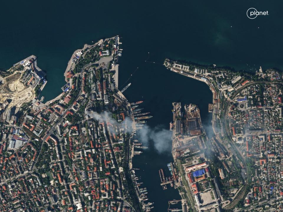 烏克蘭軍方22日以飛彈攻擊俄軍位於克里米亞塞凡堡的黑海艦隊總部，衛星照片顯示基地冒出濃煙。路透社