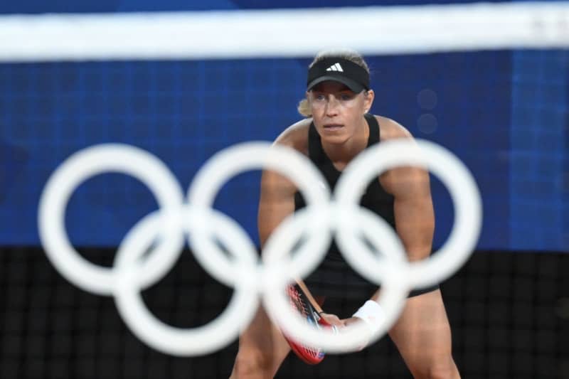 German tennis player Angelique Kerber in action against Japanese Naomi Osaka during their women's singles 1st round tennis match at Roland-Garros on the first day of the Paris 2024 Olympic Games. Marijan Murat/dpa