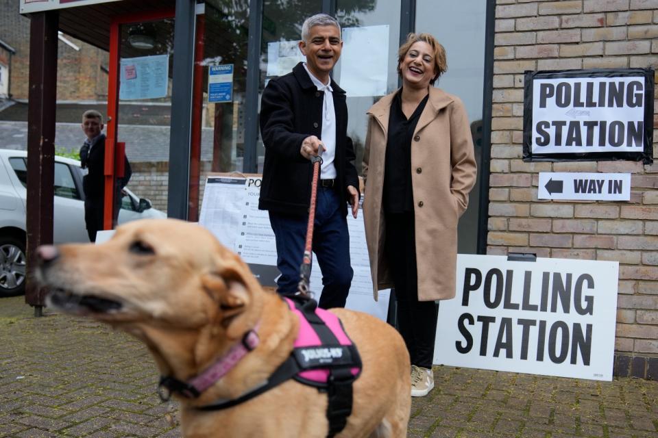 2024年5月2日，倫敦市長沙迪克汗與夫人薩迪亞（Saadiya Ahmed）帶著愛犬去投票。美聯社
