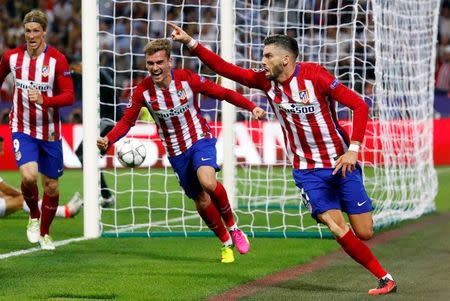 Foto del sábado de Yannick Ferreira Carrasco celebrando con sus compañeros  Antoine Griezmann (C) y Fernando Torres (I) el gol del 1-1 ante Real Madrid por la final de la Liga de Campeones. Mayo 28, 2016.  Reuters / Kai Pfaffenbach