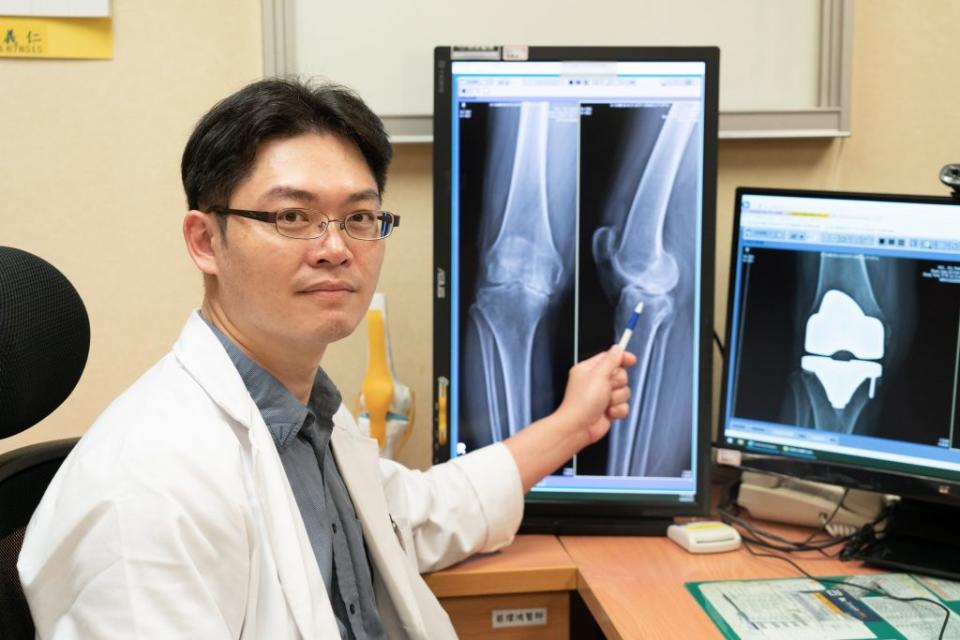 骨科醫師黃贊文檢查後，發現患者有嚴重的退化性膝關節炎。（記者黃俊昇翻攝）