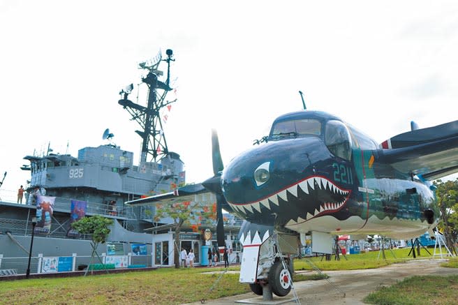 有「鯊魚機」之稱的S-2T反潛機2017年除役後，近日入駐台南德陽艦園區，讓園區成為兼具陸、海、空的軍事迷聖地。（李宜杰攝）