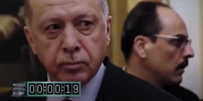 اسکرین شات 2020 از شبکه تلویزیونی دولتی روسیه Rossia-1 که نمای نزدیک از رجب طیب اردوغان، رئیس جمهور ترکیه در انتظار ملاقات با پوتین (که در تصویر نیست) را نشان می دهد.  یک ساعت دیجیتال روی صفحه نمایش مدت زمان انتظار او را ثبت می کند.