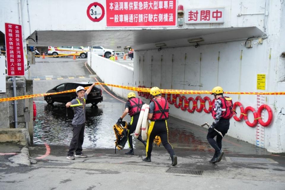 《圖說》淡水竹圍捷運站旁防災演練情形。〈淡水區公所提供〉