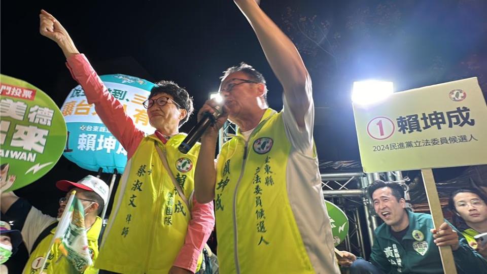 選前之夜，民進黨台東區域立委候選人賴坤成（右）偕妻子蔡淑文（左）號召黨公職及支持者徒步掃街。（蔡旻妤攝）