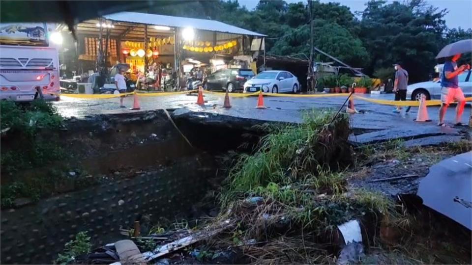 雨彈強襲中南部　高雄鳳山道路整片塌陷