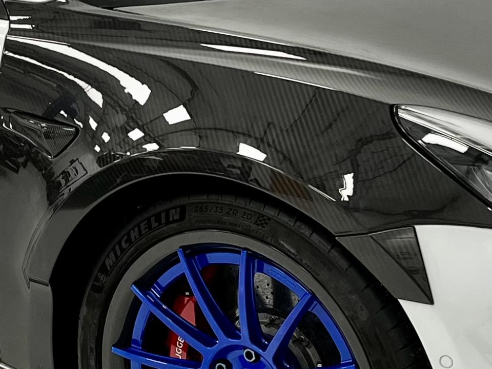 圖為碳纖維葉子板套件，可加寬車身20mm，使Model 3能塞入315mm胎寬的輪胎。(圖片來源/ Unplugged Performance)