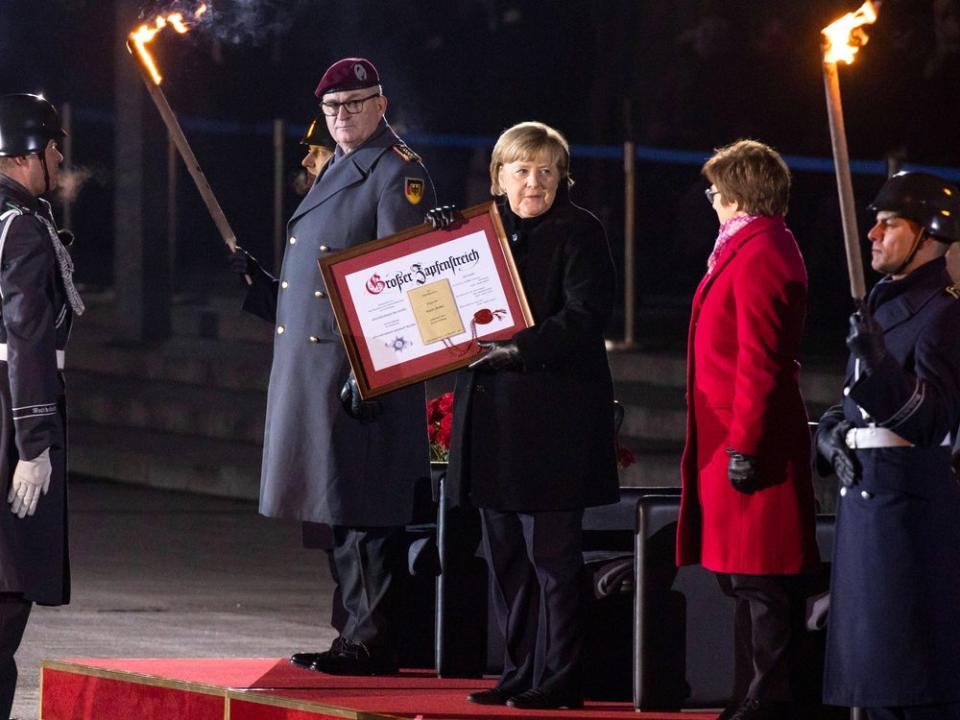 Bundeskanzlerin Angela Merkel (Mitte) beim "Großen Zapfenstreich". (Bild: imago/Emmanuele Contini)