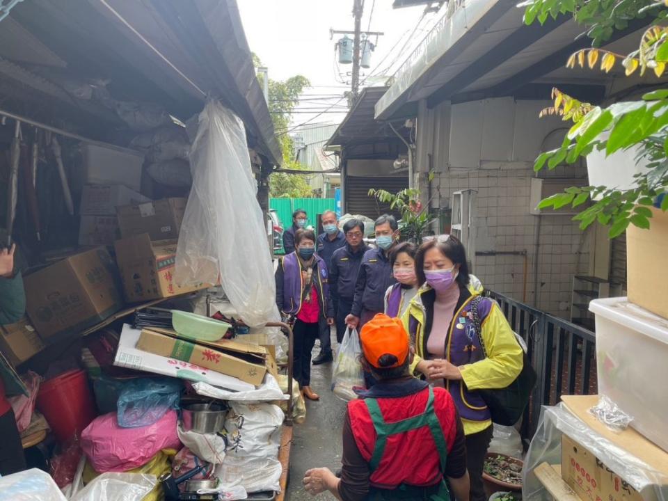 板橋警分局員警勤務中發掘弱勢家庭，與國際同濟會新北市美心同濟會楊會長等幹部成員前往關心。（板橋警分局提供）