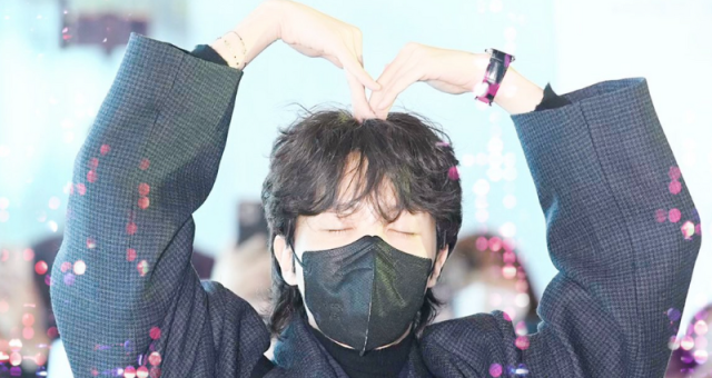 BTS' J-Hope personally gifts fan his mini bag during New York