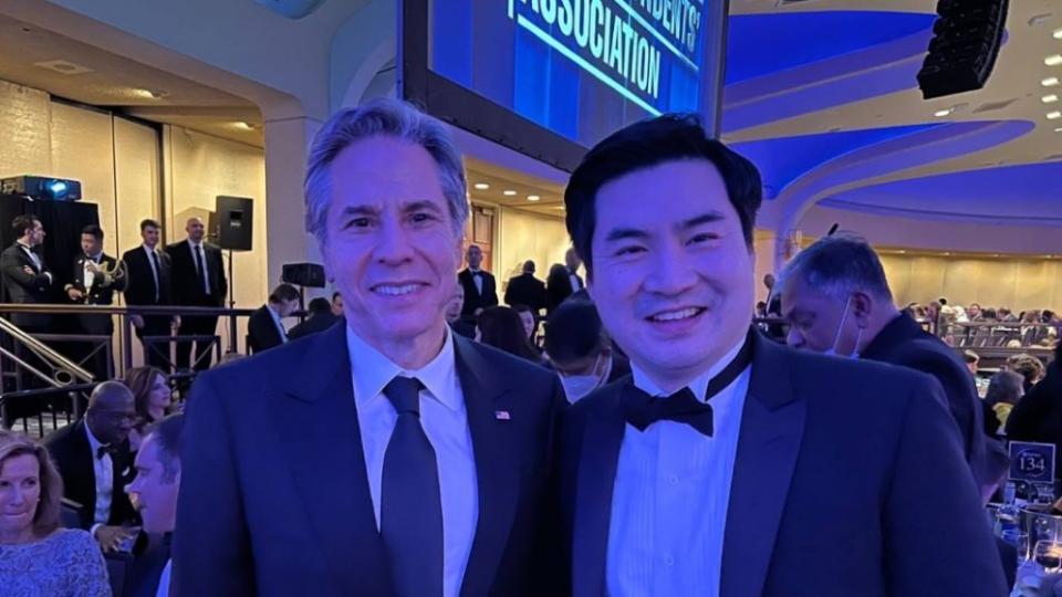 國民黨駐美副代表黃裕鈞（右）受邀參加白宮記者協會晚宴，與美國國務卿布林肯（左）談台灣人的憂慮。（取自黃裕鈞臉書）
