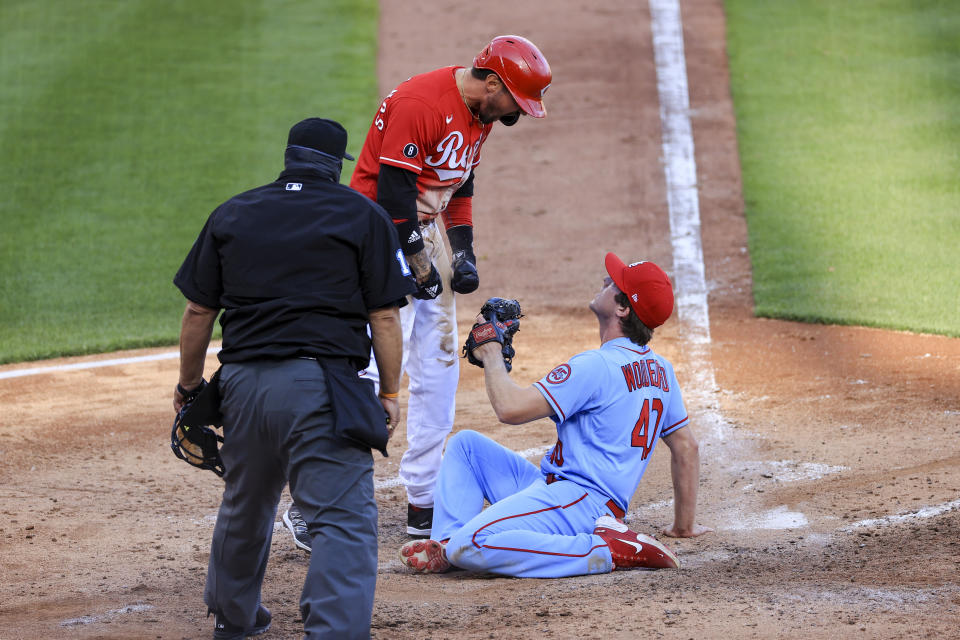 Nick Castellanos, de los Rojos de Cincinnati, reclama al pitcher Jake Woodford, de los Cardenales de San Luis, tras anotar en el juego del sábado 3 de abril de 2021 (AP Foto/Aaron Doster)