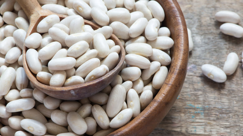 bowl of white cannellini beans