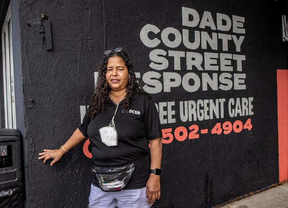 Berlinda Dixon es gestora de casos en Dade County Street Response (DCSR). Cuando los pacientes acuden a la clínica junto al Village FREEdge, los ayuda a encontrar cosas como un pase de autobús para moverse por la ciudad, un refrigerador para guardar medicamentos perecederos o una tarjeta del Seguro Social para acceder a un seguro médico. Pedro Portal pportal@miamiherald.com Pedro Portal pportal@miamiherald.com Pedro Portal/pportal@miamiherald.com