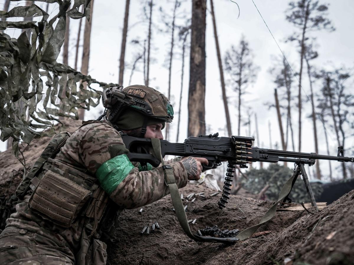 Появява се видео, което показва как самотен украински войник отблъсква 10 руски войници в близка окопна битка