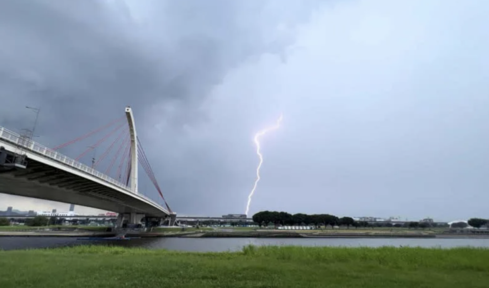 一道閃電畫過台北市天空，相當駭人。（翻攝鄭明典臉書）