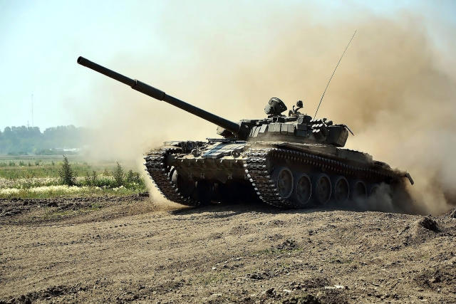 O ex-soldado é apaixonado por veículos militares, como o tanque de guerra de 'estimação'
