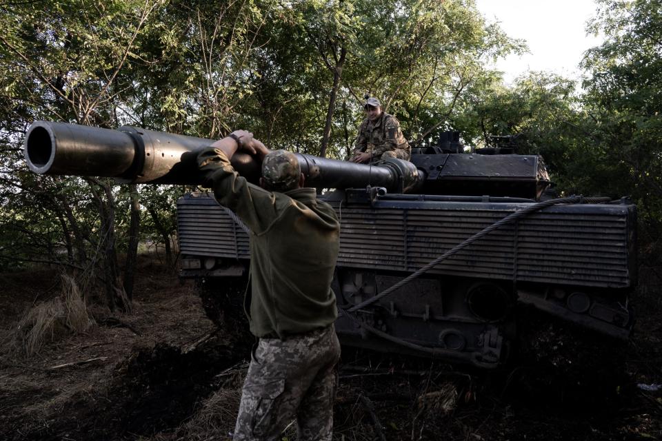 Soldiers of the Ukrainian 47th Brigade with a Leopard 2 at the Tokmak front in Zaporizhia Oblast, Ukraine, on September 16, 2023. <em>Photo by Vincenzo Circosta/Anadolu Agency via Getty Images</em>