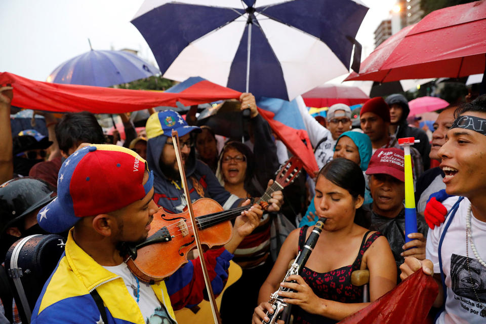 <p>Musicians play instruments during a vigil in homage to victims of violence at past protests against Venezuela’s President Nicolas Maduro’s government in Caracas, Venezuela, July 13, 2017. (Photo: Andres Martinez Casares/Reuters) </p>