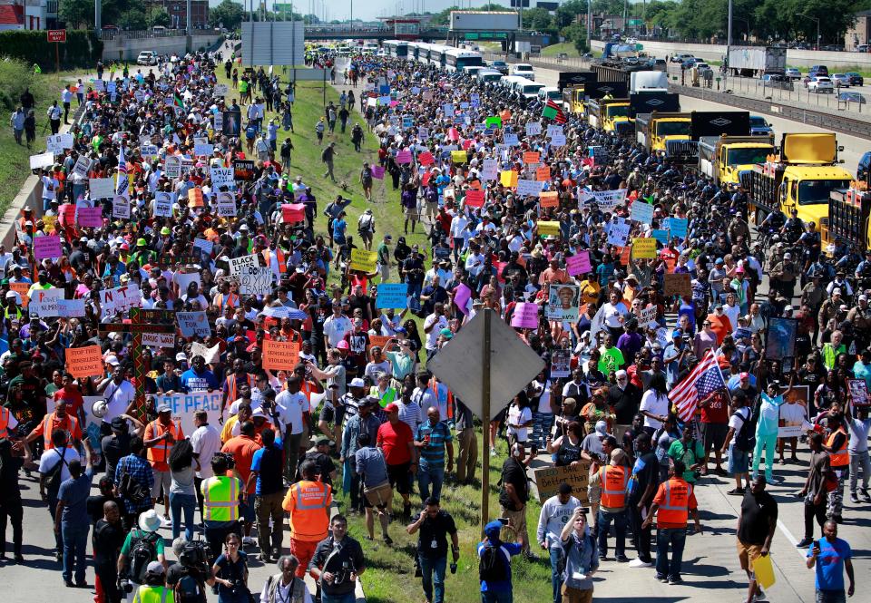 <p>Protestors shut down the Dan Ryan Expressway during an anti-violence protest calling for common sense gun laws in Chicago, Ill., July 7, 2018. (Photo: Jim Young/AFP/Getty Images) </p>