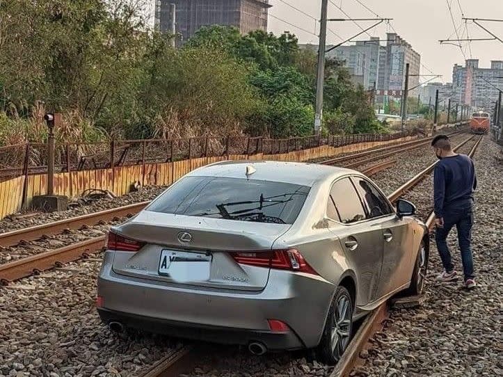 ▲江男開車行經該處時，不明原因駛入軌道，導致車輛拋錨受困。（圖／翻攝記者爆料網）