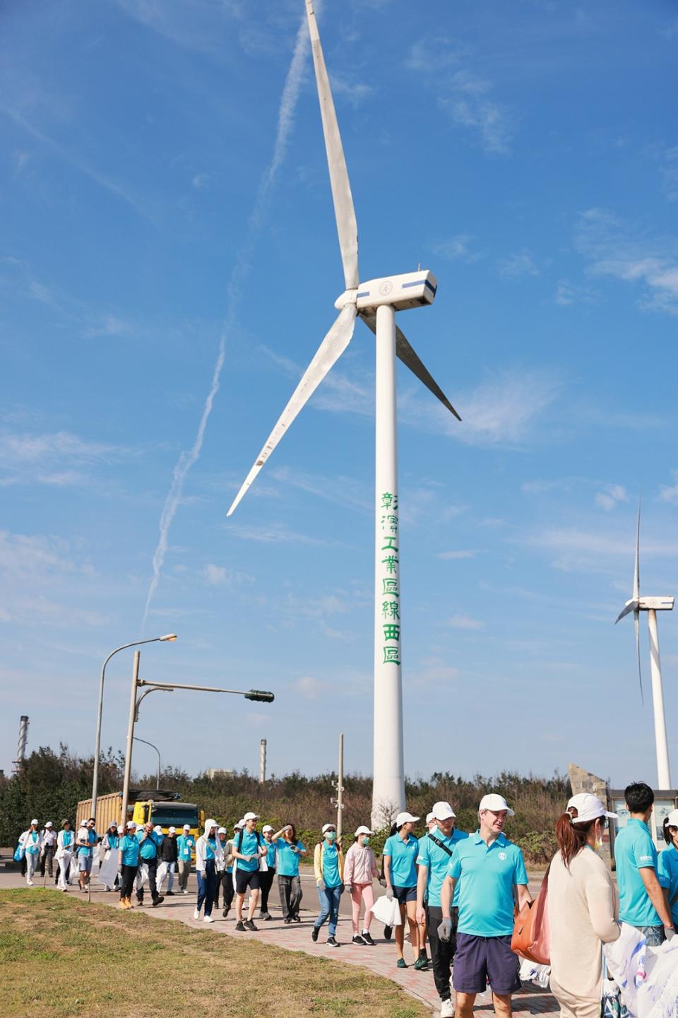 海龍風電周末帶員工赴彰化伸港淨灘。海龍提供