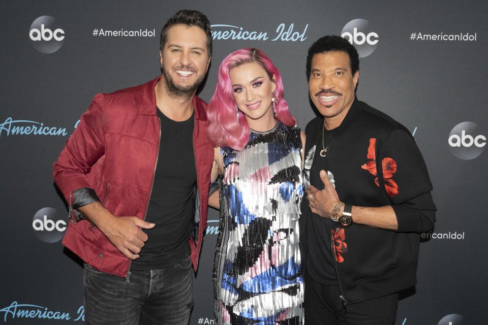 Junto a sus compañeros jueces, Luke Bryan y Lionel Ritchie. People