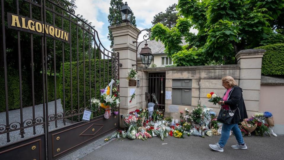 A woman lays flowers outside the entrance to the estate of late singer Tina Turner following the announcement of her death, in Kusnacht on May 25, 2023. Rock legend Tina Turner, the growling songstress who electrified audiences from the 1960s and went on to release hit records across five decades, has died at the age of 83 at the age of 83, a statement announced on May 24, 2023. (Photo by Fabrice COFFRINI / AFP) (Photo by FABRICE COFFRINI/AFP via Getty Images)