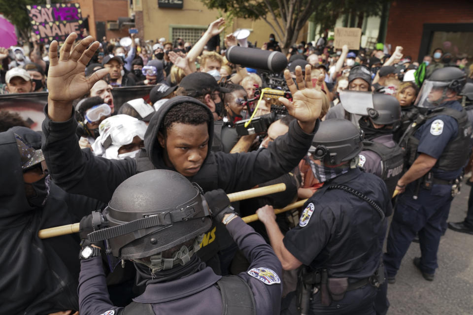 Policías y manifestantes se enfrentan durante una protesta el miércoles 23 de septiembre de 2020, en Louisville, Kentucky. (AP Foto/John Minchillo)