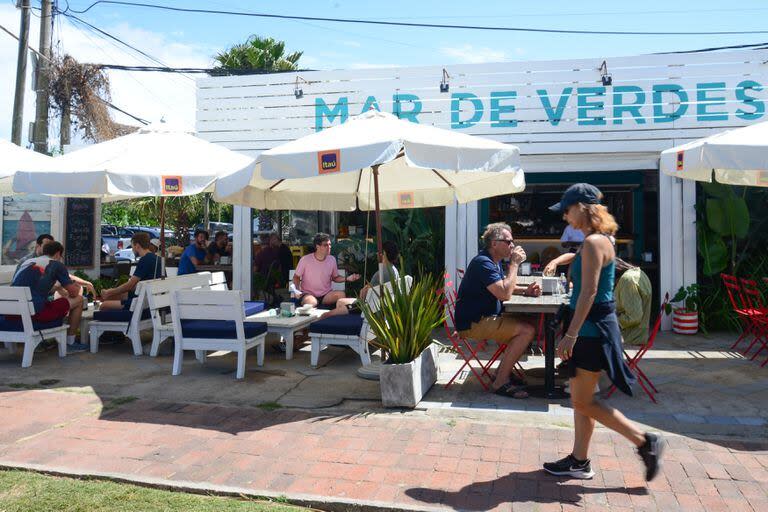 El restaurante Mar de Verdes, sobre la Ruta 10, en Manantiales, recibe gente desde temprano