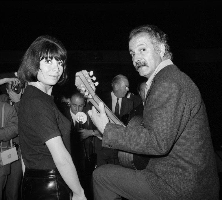 Juliette Gréco et Georges Brassens avant de se produire ensemble sur la scène du TNP (Théâtre National Populaire) le 16 septembre 1966 à Paris
