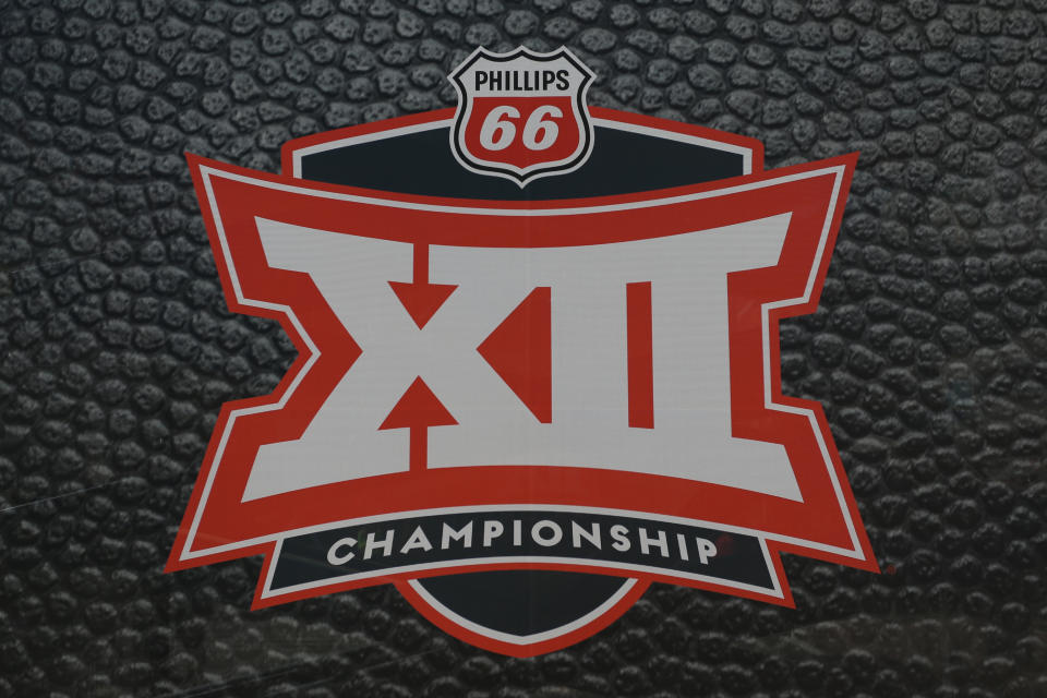 KANSAS CITY, MO - 16 MARET: Tampilan umum logo Big 12 Championship sebelum pertandingan kejuaraan antara Iowa State Cyclones dan Kansas Jayhawks pada 16 Maret 2019 di Sprint Center di Kansas City, MO. (Foto oleh Scott Winters/Icon Sportswire via Getty Images)