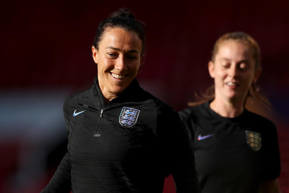 MANCHESTER, ENGLAND – 05. JULI: Lucy Bronze fra England reagerer under UEFA Women's Euro England 2022 England-trening på Old Trafford 5. juli 2022 i Manchester, England.  (Foto av Charlotte Tattersall - UEFA/UEFA via Getty Images)