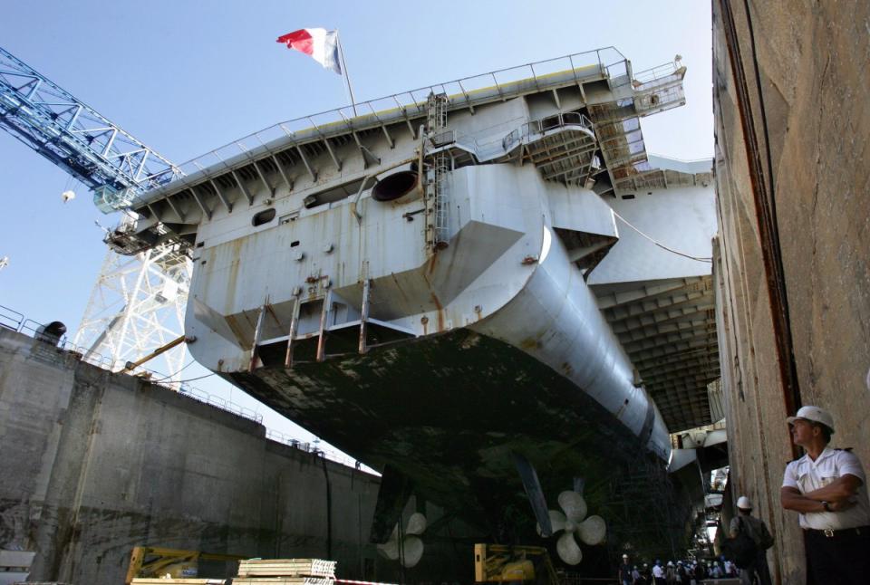 Charles de Gaulle aircraft carrier Toulon tune up 2007