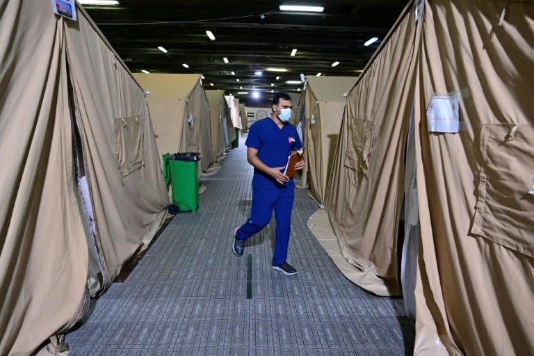 Des tentes installées dans un navire-hôpital émirati dans le port égyptien d'Al-Arish pour soigner des blessés évacués de la bande de Gaza, le 4 juillet 2024 (Giuseppe CACACE)