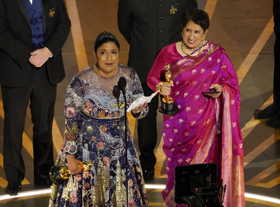 Kartiki Gonsalves, izquierda, y Guneet Monga reciben el premio a mejor cortometraje documental por "The Elephant Whisperers" en los Oscar el domingo 12 de marzo de 2023 en el Teatro Dolby en Los Angeles. (Foto AP/Chris Pizzello)