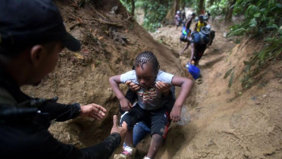 Migrantes cruzando el Darién